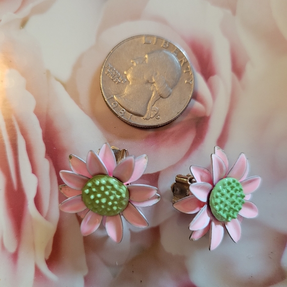 Vintage Pink Daisy Clip-On earrings ~ 1960s Mod ~ Flower Power~ Cute! - Picture 15 of 15